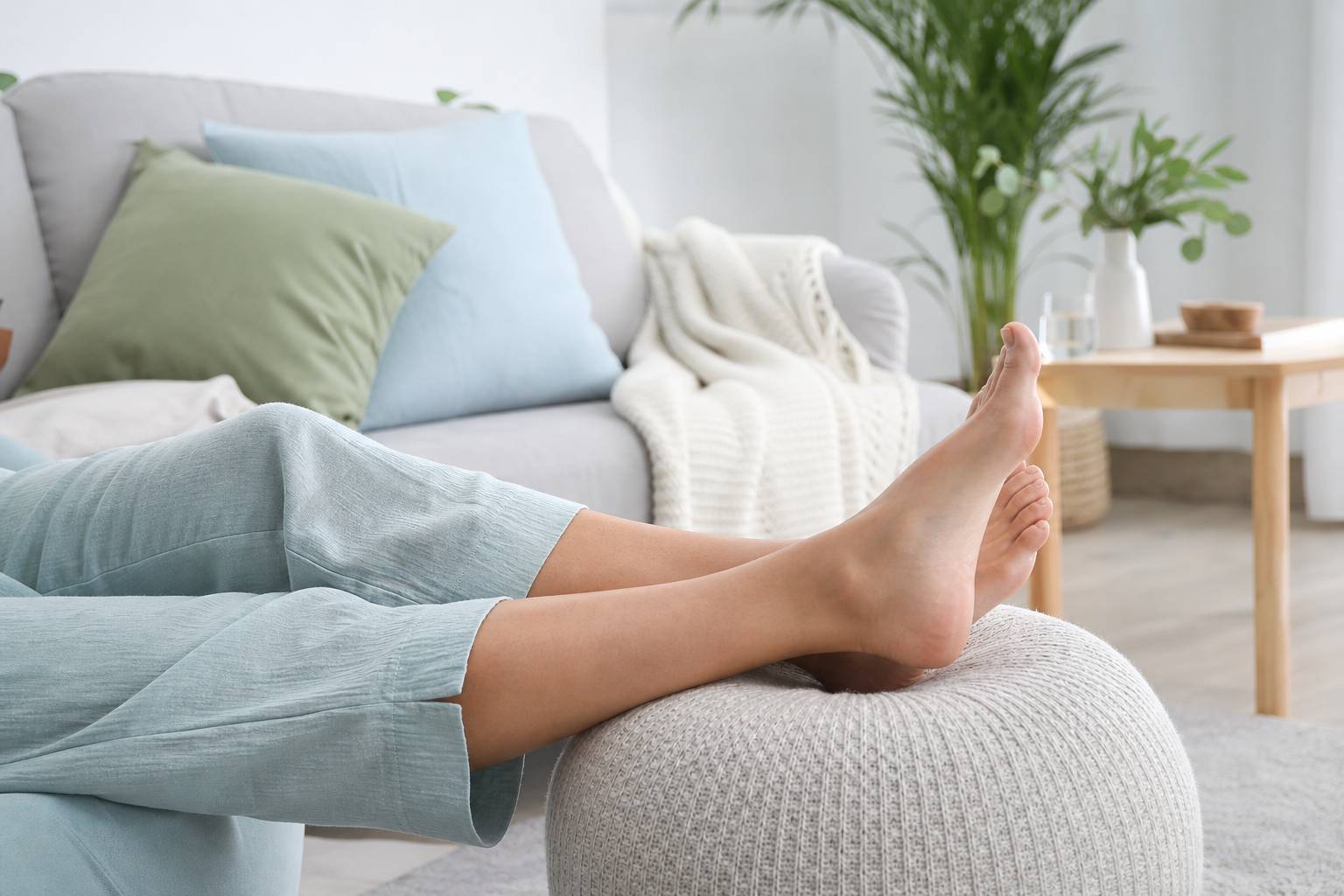 Jambes et mollets au repos sur repose-pieds moelleux ambiance detente