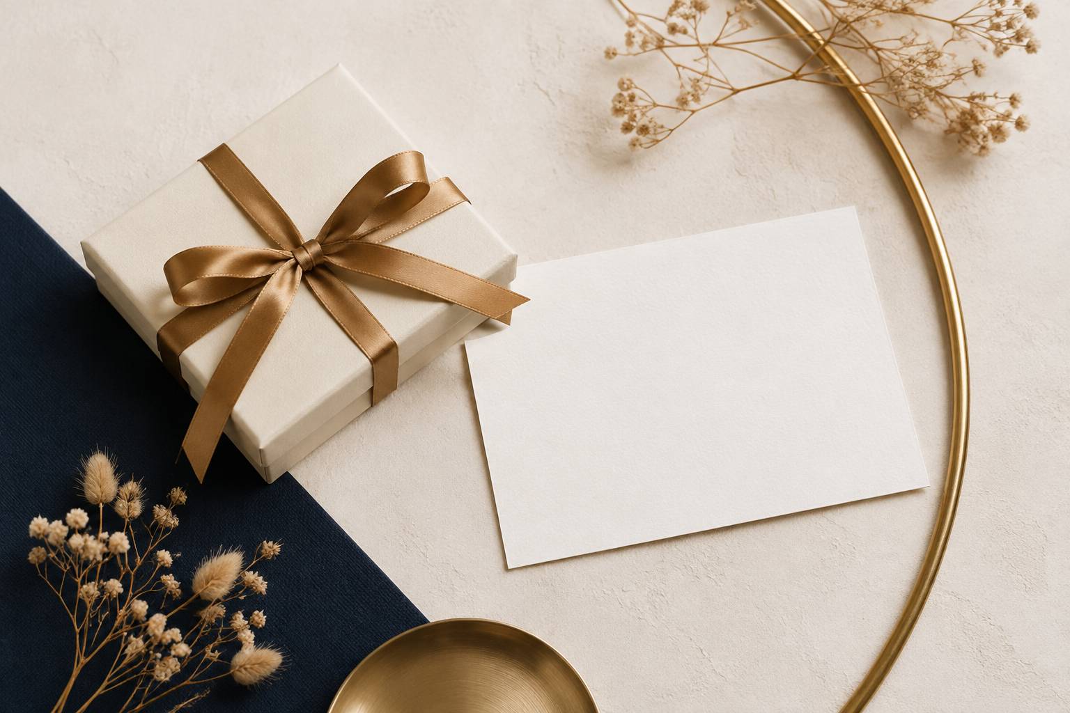 Paquet-cadeau ivoire au ruban bronze avec fleurs séchées